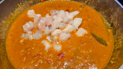 Fischwürfel in Currymischung garen