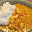 Fisch Curry mit Reis anrichten