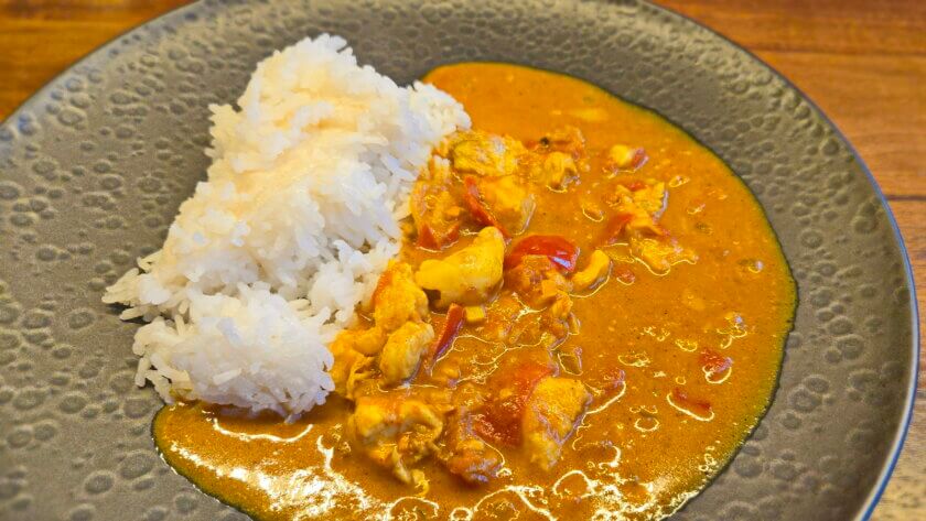 Fisch Curry mit Reis anrichten
