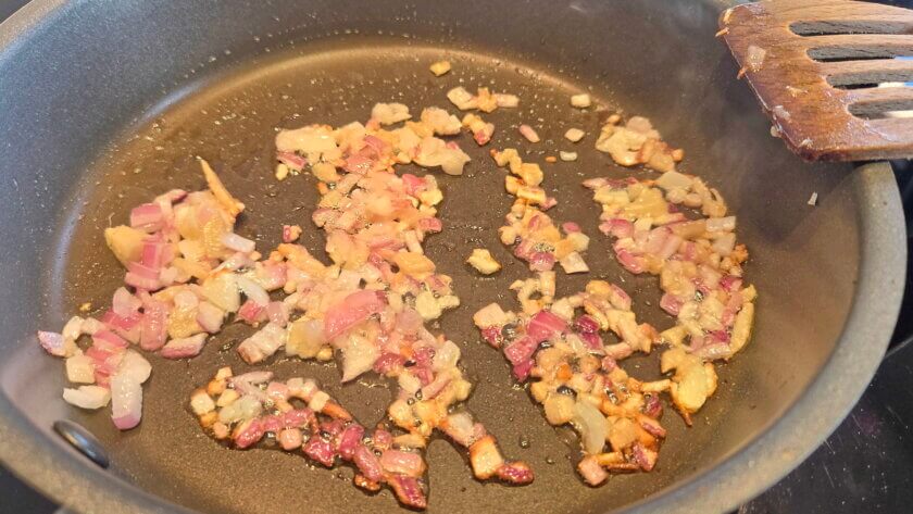 Zwiebel, Knoblauch und den Ingwer anschwitzen