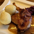 Gänsekeule im Backofen mit Knödel und Rotkraut