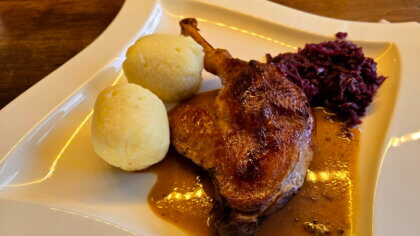 Gänsekeule im Backofen mit Knödel und Rotkraut