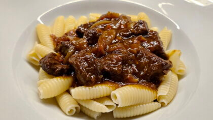 Pikantes Rindergulasch – herzhaft und aromatisch mit Castellane