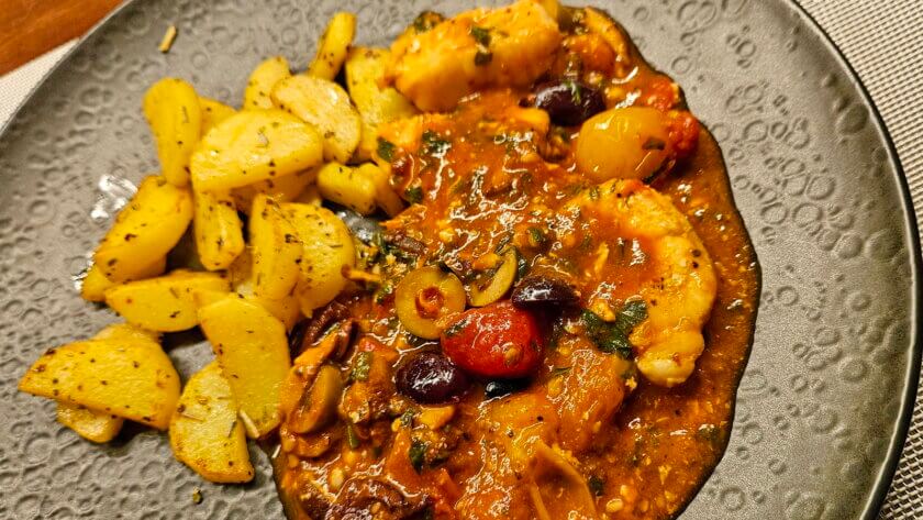 Pesce all acqua Pazza: Seeteufelfilet in Tomaten-Basilikum-Sauce mit Rosmarinkartoffeln