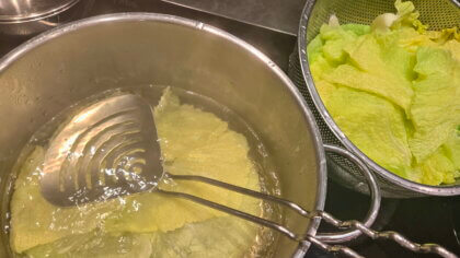 Blätter in kochendem Salzwasser blanchieren