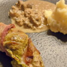 Deftige Wirsingrouladen im Speckmantel Wirsingrouladen mit Pilzrahmsauce und Kartoffelstampf
