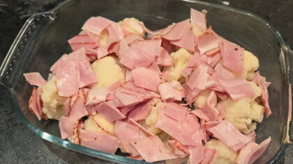 Röschen und Schinkenwürfeln in Auflaufform geben