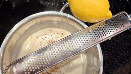 Sauce mit Zitronenabrieb würzen