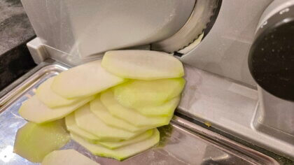 Kohlrabi mit Allesschneider perfekt zuschneiden