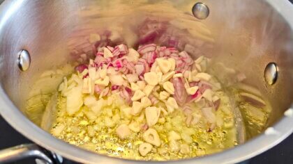 Zwiebel und Knoblauch anbraten