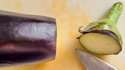 Stielansatz der Auberginen abschneiden