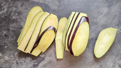 Auberginen in ca. 1 cm dicke Scheiben