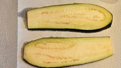 Auberginen trocken tupfen.