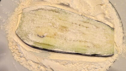 Auberginenscheiben mehlieren