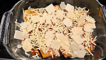 abwechselnd Auberginenscheiben, Tomatensoße, Mozzarella und Parmesan schichten