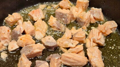 gewürfelten Lachs anrösten