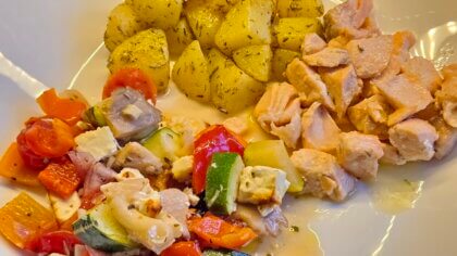 Griechisches Ofengemüse mit Feta und Lachs