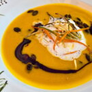 Kürbissuppe mit frittierten Gemüsestreifen guten Appetit