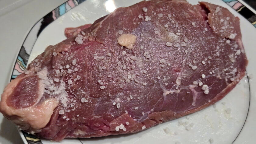Steak mit groben Meersalz salzen