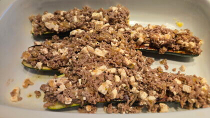 Zucchini mit Hackfleischmischung bestreut