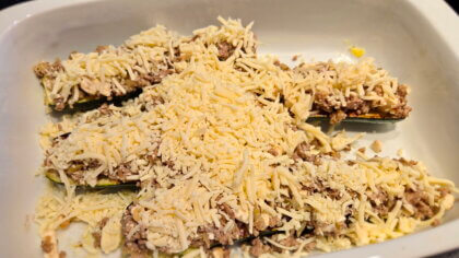 Zucchini mit Gauda bestreut