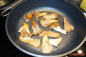 Austernpilze in einer Pfanne mit brauner Butter goldgelb anbraten