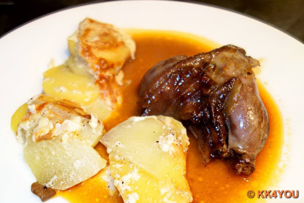 Geschmorte Lammhaxen in Rotwein Sauce mit Kartoffelgratin