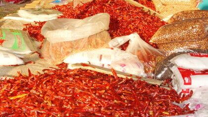 Gewürzhändler auf dem Markt in Khao Lak