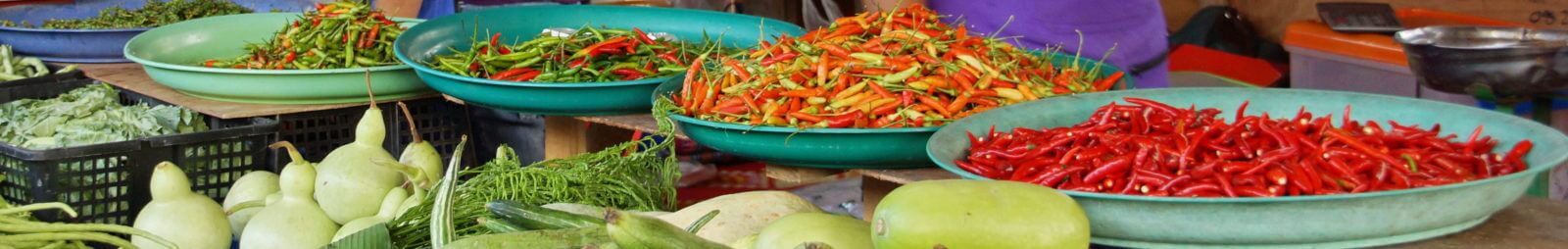 Gemüse- und Gewürzhändler auf dem Markt in Khao Lak