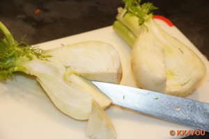 Fenchel putzen und waschen, die Knollen halbieren und den Strunk herausschnei­den