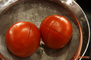 Tomaten über Kreuz einritzen, kurz überbrühen, kalt abschrecken und enthäuten.