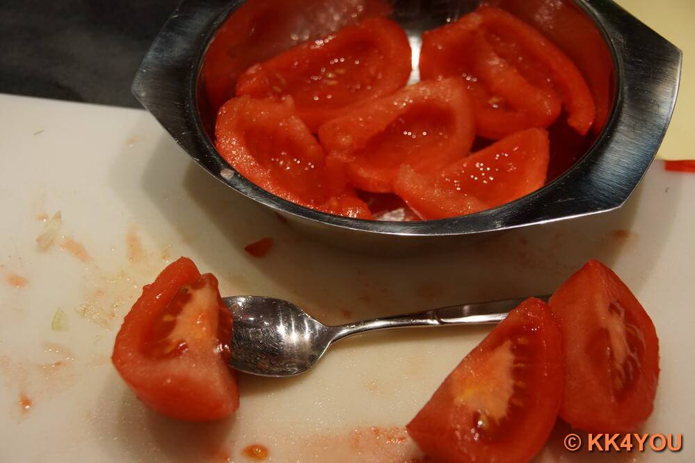 Tomaten vierteln, entkernen und in kleine Würfel schneiden