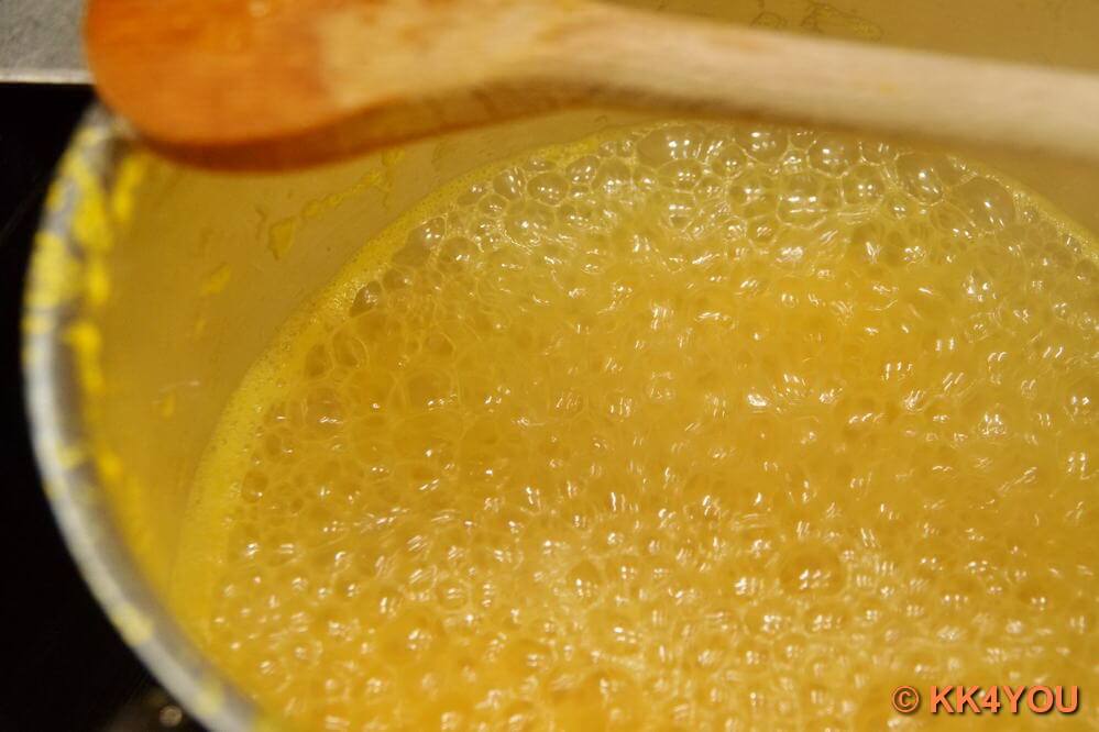 Orangensaft bei starker Hitze (7-8) offen auf ca. 150 ml einkochen lassen