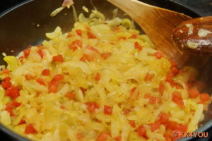 Tomatenwürfel mit dem Fenchelgrün unter das Gemüse heben