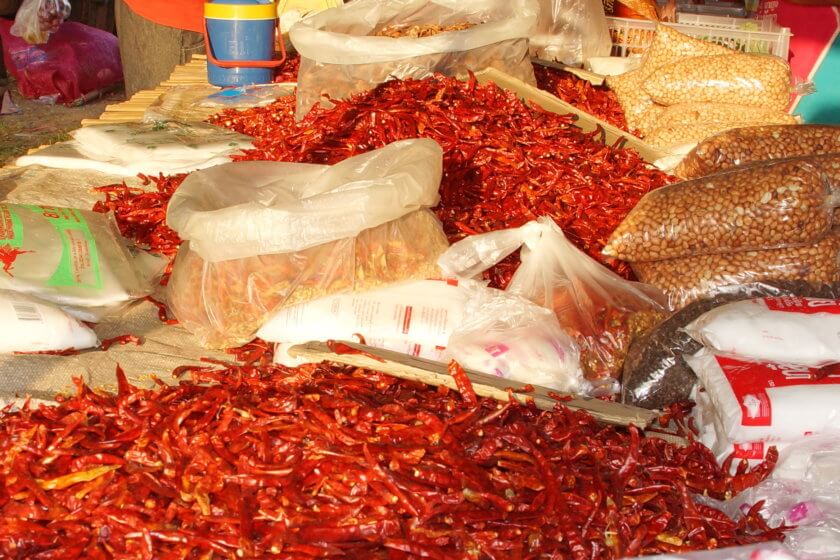 Gemüse- und Gewürzhändler auf dem Markt in Khao Lak