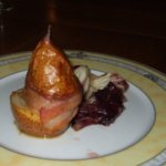 Gorgonzola-Birne im Speckmantel auf gebratenem Radicchio kochkurs-vinsanto-10