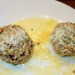 Knödel mit geriebenem Parmesan und zerlassener brauner Butter servieren