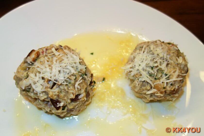 Knödel mit geriebenem Parmesan und zerlassener brauner Butter servieren