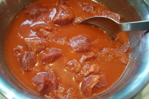 Lammfleisch marinieren
