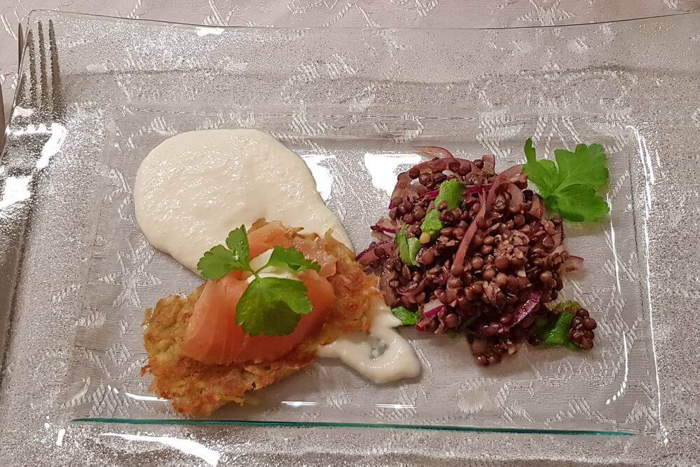 Linsensalat mit Rösti, Lachs und Meerrettich Mousse - CUISINE4YOU