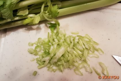 Sellerie, Fenchel und Möhren zuschneiden