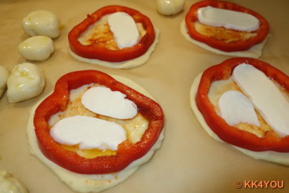 Mini-Pizza mit Mozzarella belegt