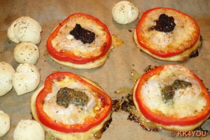 Mini-Pizza mit Garnelen frisch aus dem Ofen