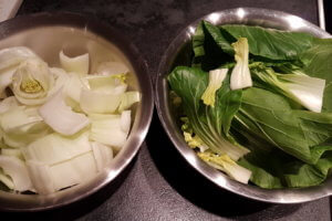 Pak Choi Gemüse vorbereiten