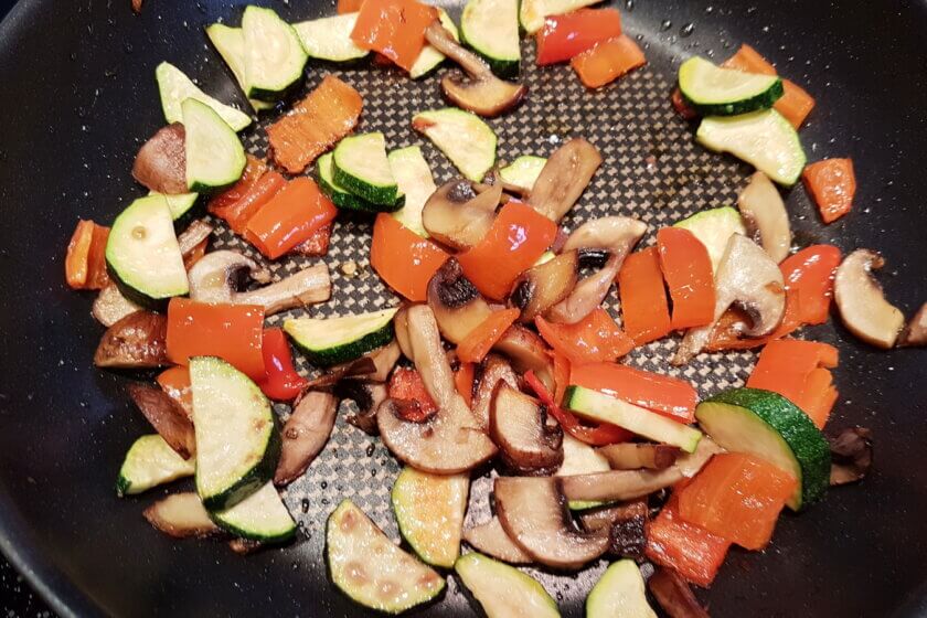 Paprika, Champion und Zucchini in einer zweiten Pfanne andünsten.