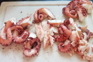 Pulpo in 2 cm große Stücke schneiden