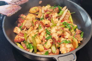 Pulpo-Pfanne mit Spargel