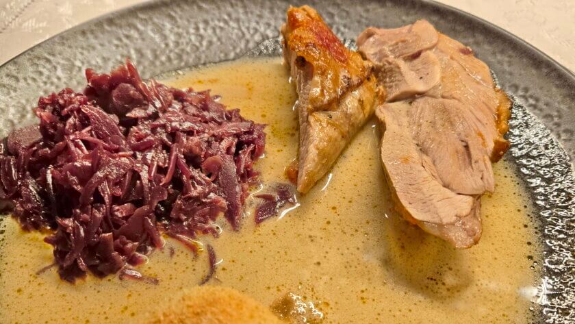 Geschmorte Putenoberkeule mit Rotkohl