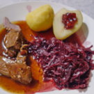 Rehbraten mit Knödel und Rotkraut