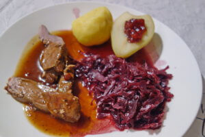 Rehbraten mit Knödel und Rotkraut